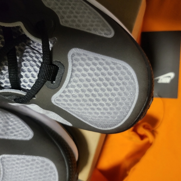 Nike - Picture 3 of 5